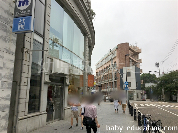 左手に進み横浜・元町商店街を進みます。