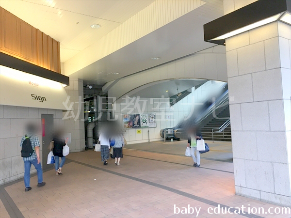 立川駅南口を１階から外に出て