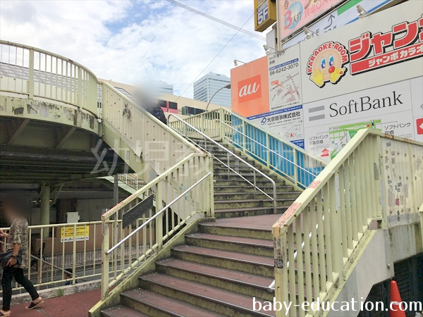 陸橋を渡った先にイオン京橋店があり３階にドラキッズ イオン京橋店教室があります。
