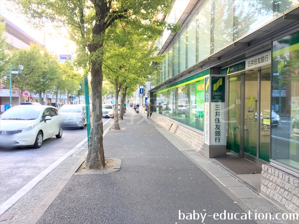 三井住友銀行を超えて少し歩きます。